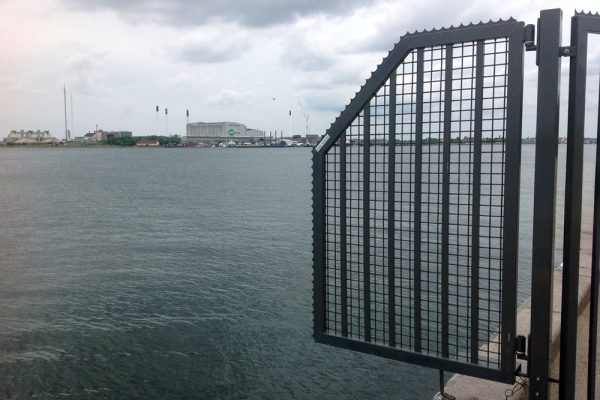 Områdesikring ved havneområde med balusterhegn udfyldt med panelhegn