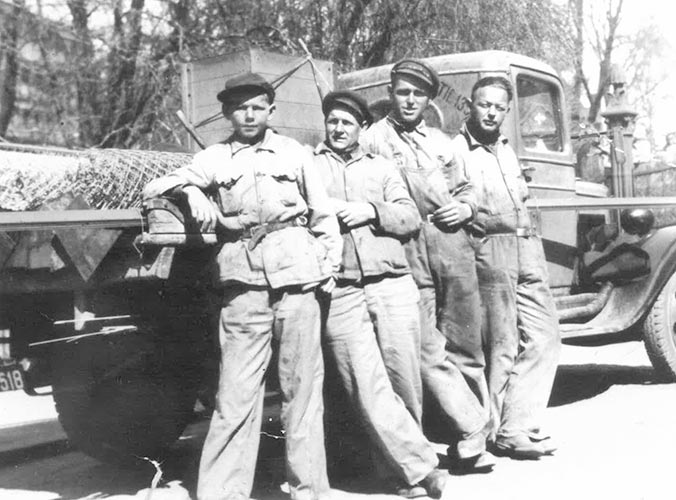 billede-af-arbejdere-fra-gammel-tid-hos-ishoej-hegn Billede af arbejdere fra gammel tid hos ISHØJ HEGN A/S