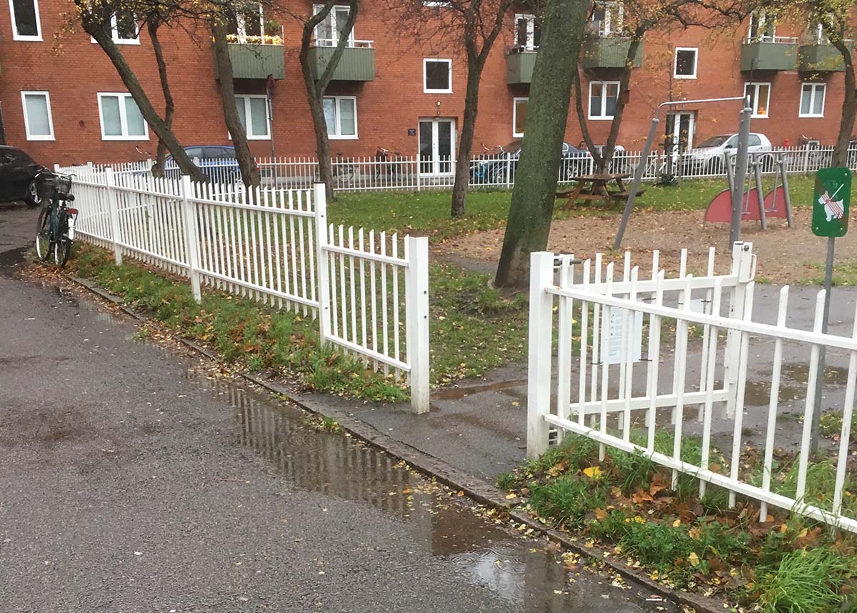 Balusterhegn og låge i hvidt