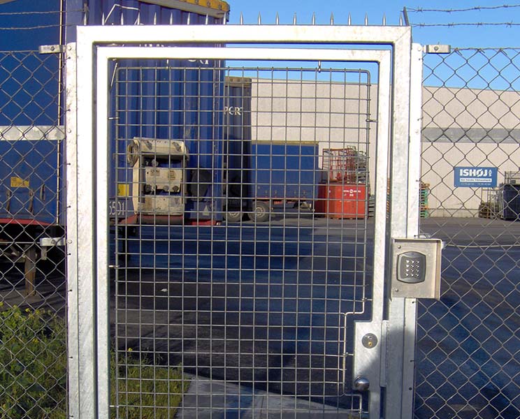 Billede af gitterlåge med pigge på toppen