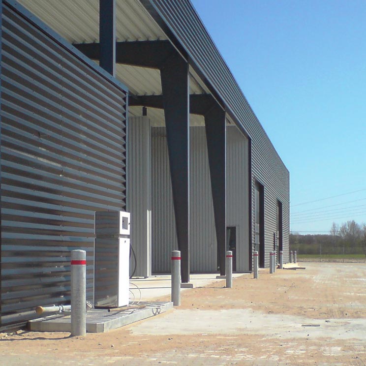 Pullerter foran bygning