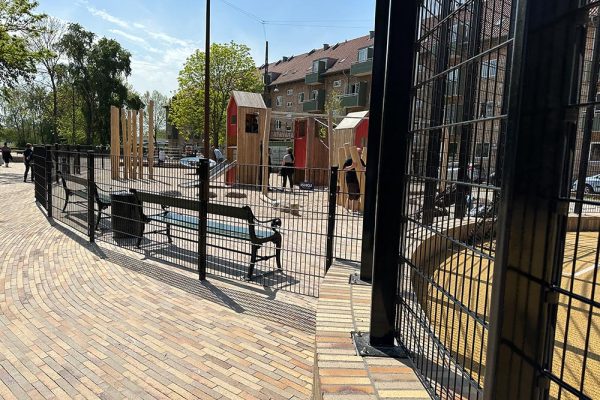 Panelhegn ved legeplads