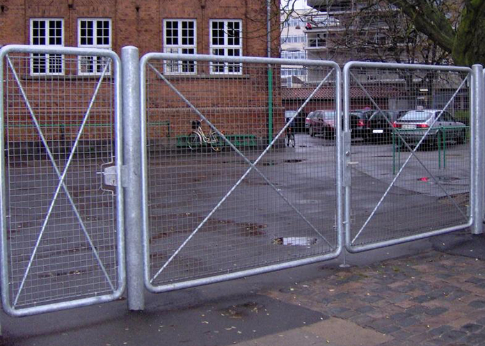 Gitterport samt gitterlåge ved skole