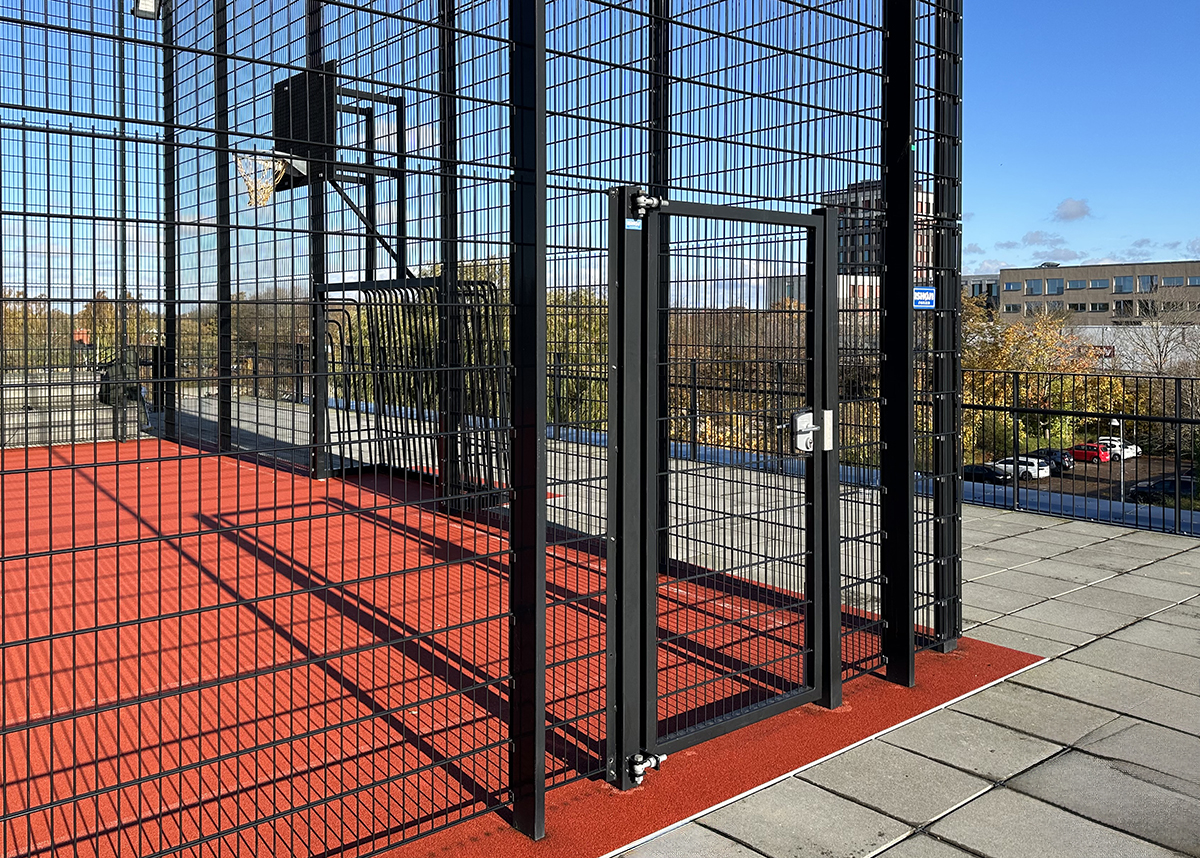 Boldbane i sort panelhegn med to gitterlåger