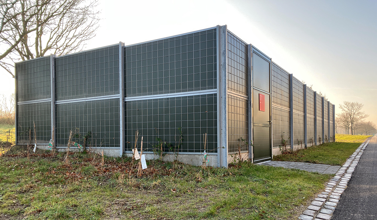 Støjhegn med læge omkring maskinstation