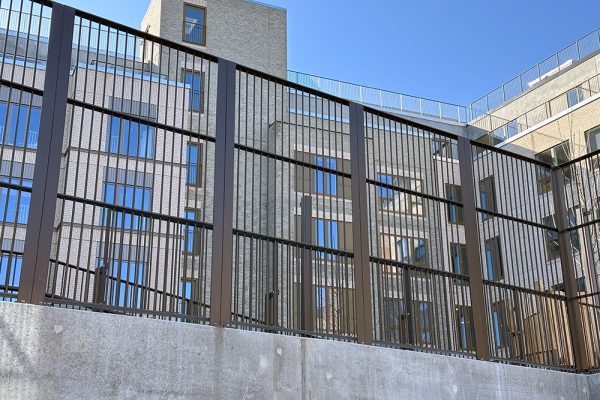 Børnehuset ved Sjællandsbroen har fået opsat panelhegn og gitterlåger i gråbrun (RAL 8019) til