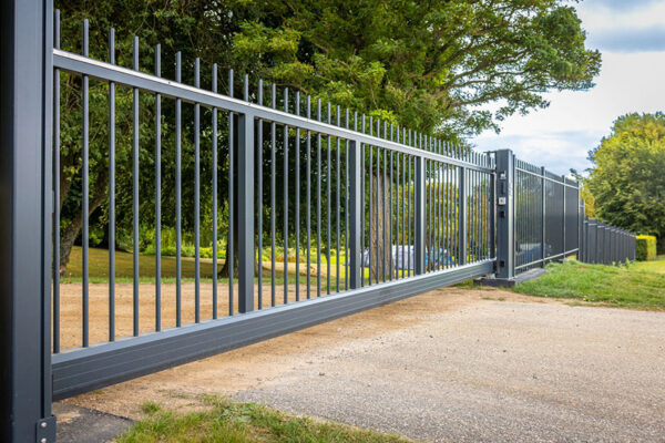 fuldautomatisk-skydeport-ishøj-hegn